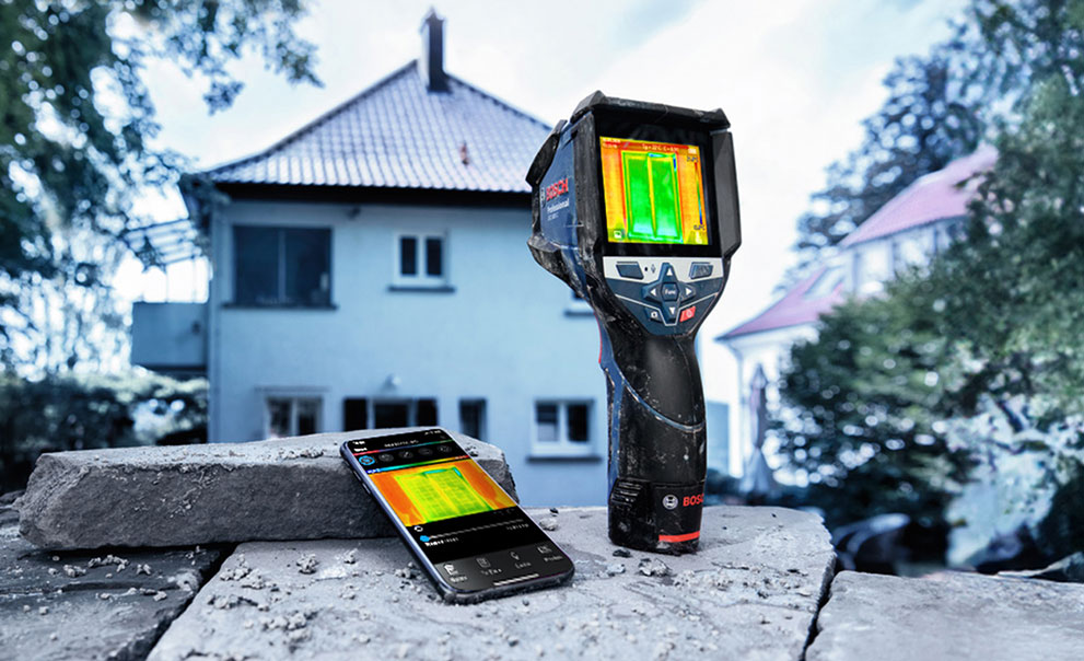 A Bosch Professional thermal imaging device and smartphone on bricks.