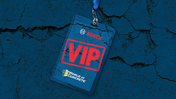 Un badge VIP bleu de Bosch est suspendu devant un fond bleu fissuré.