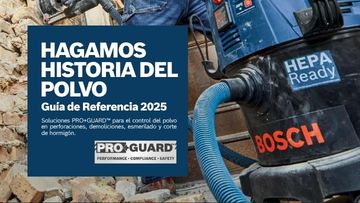 Una aspiradora Bosch Professional con tecnología PRO-GUARD está frente a una pared de ladrillos y polvo.