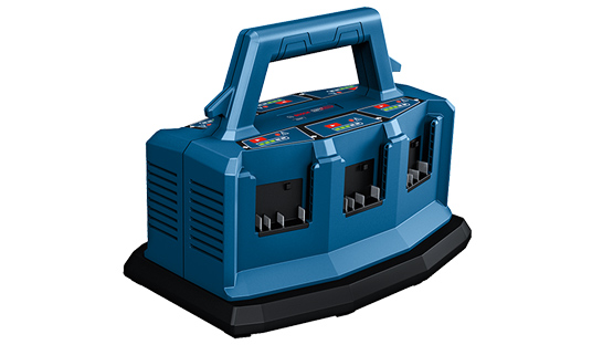 Chargeur de batterie Bosch Professional bleu avec trois compartiments de charge.