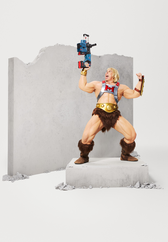 Figura de un guerrero musculoso sosteniendo una herramienta azul en la mano.