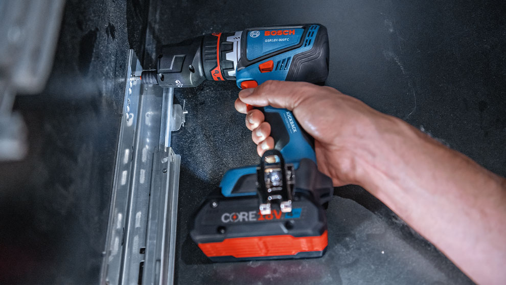 A Bosch Professional cordless screwdriver is used on a metal guide.